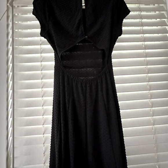 Hashttag in trend Izzy textured cap sleeve open back dress - Picture 3 of 5